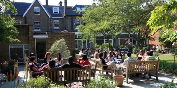 Wimbledon School of English, studenti v zahradě