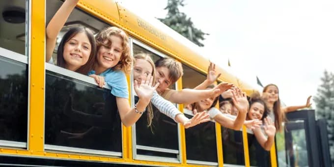 Děti ve školním autobuse