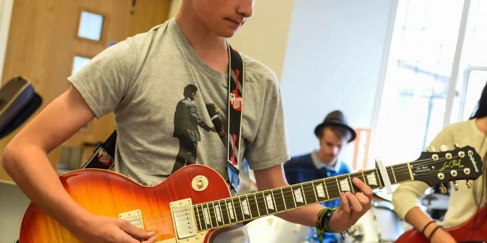 Exsportise - student hrající na kytaru