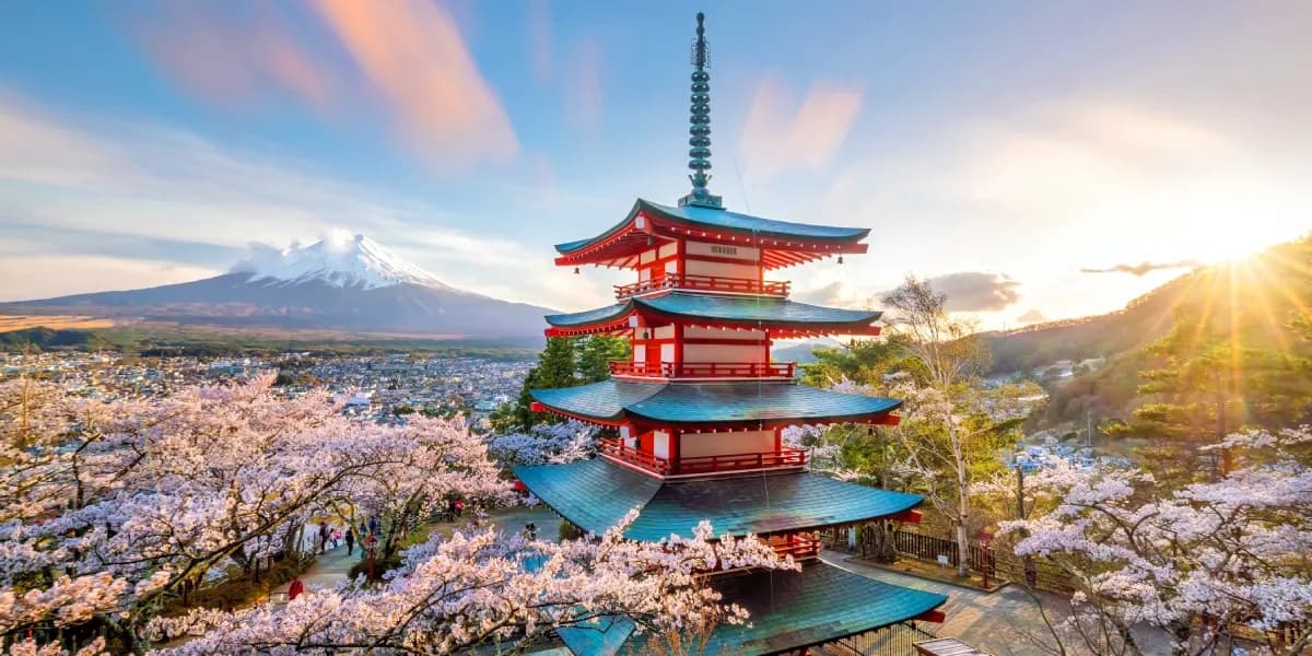 Hora Fuji a červená pagoda Chureito s květy sakury