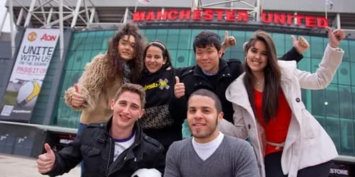 Kaplan International College, Machester - studenti před stadionem