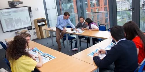 Kaplan International College, Machester - studenti ve třídě