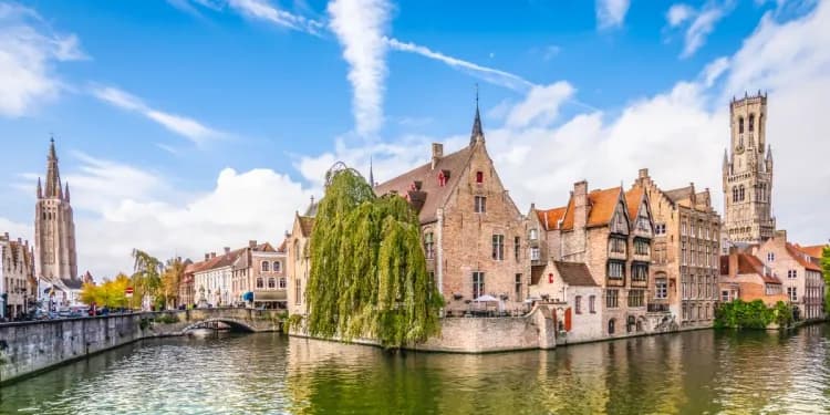 Panoramatický výhled na město a slavným kanálem v Bruggách v Belgii.