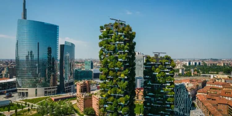 Letecký snímek Bosco Verticale, Vertikálního lesa, v Miláně, čtvrť Porta Nuova. Obytné budovy s mnoha stromy a dalšími rostlinami na balkonech.