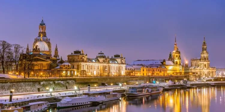 Historické centrum Drážďan večer v zimním období