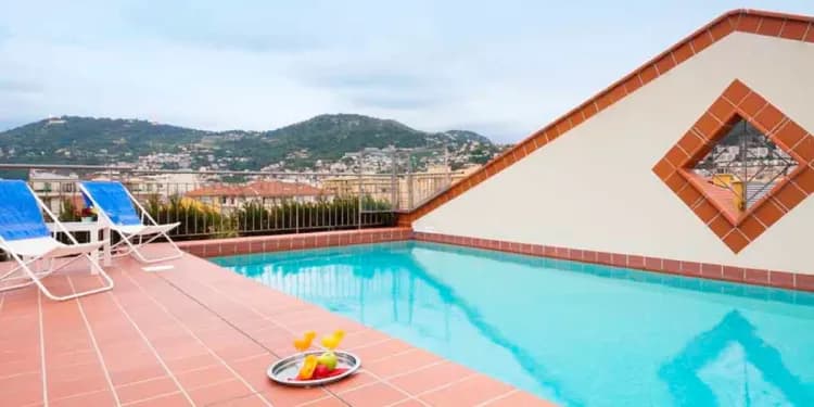 France Langue, Nice - bazén v apart hotelu