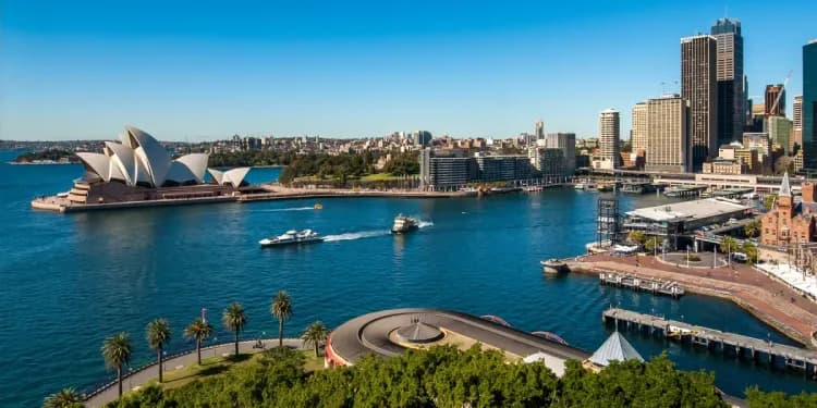 Trajekt Sydney Harbour Ferry odplouvající z Circular Quay