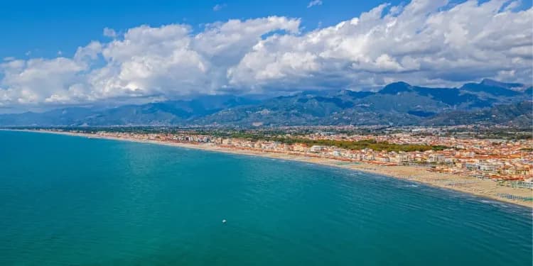 Letecký pohled na pobřeží Viareggia v Itálii