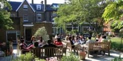 Wimbledon School of English, studenti v zahradě