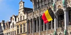 Belgická vlajka na Grand Place Broodhuis v Bruselu.