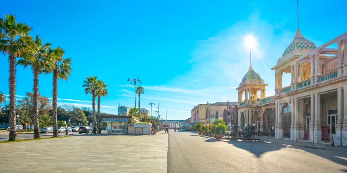 Pobřežní promenáda ve Viareggiu, Toskánsko, Itálie