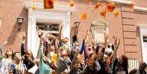 ZUMA Education, New York - studenti při graduaci před školou