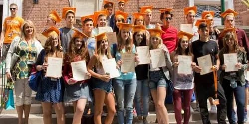 ZUMA Education, New York - studenti při graduaci před školou