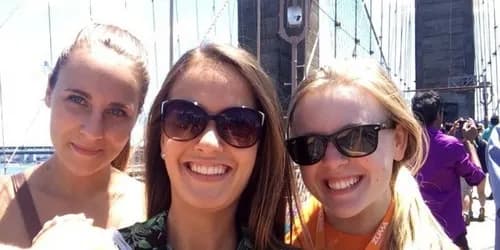 ZUMA Education, New York - studentky na Brooklyn Brigde