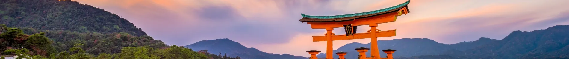 Brána svatyně Miyajima v Hirošimě, Japonsko.